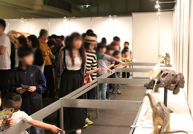 「あ、これ知ってる恐竜だ！」思わず指差す子どもたち。