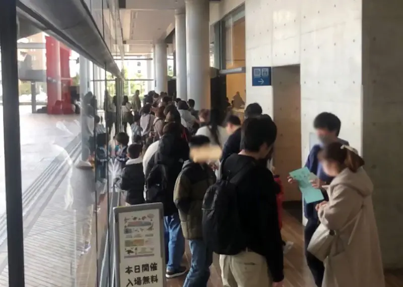 入場口には行列ができていました。