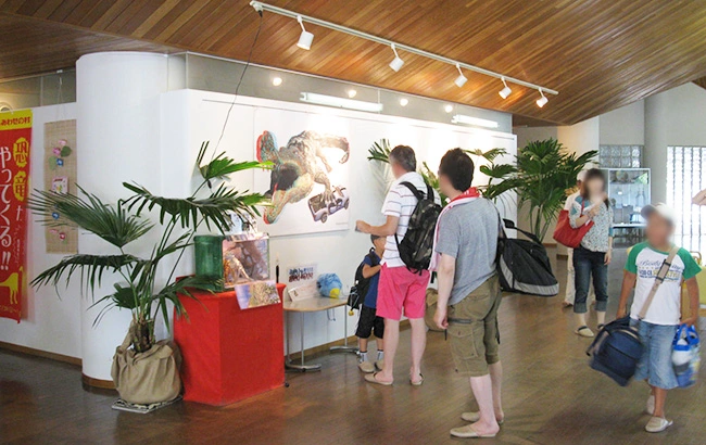 宿泊者の足を思わずとめる、飛び出す３Ｄ恐竜展ポスター展示。