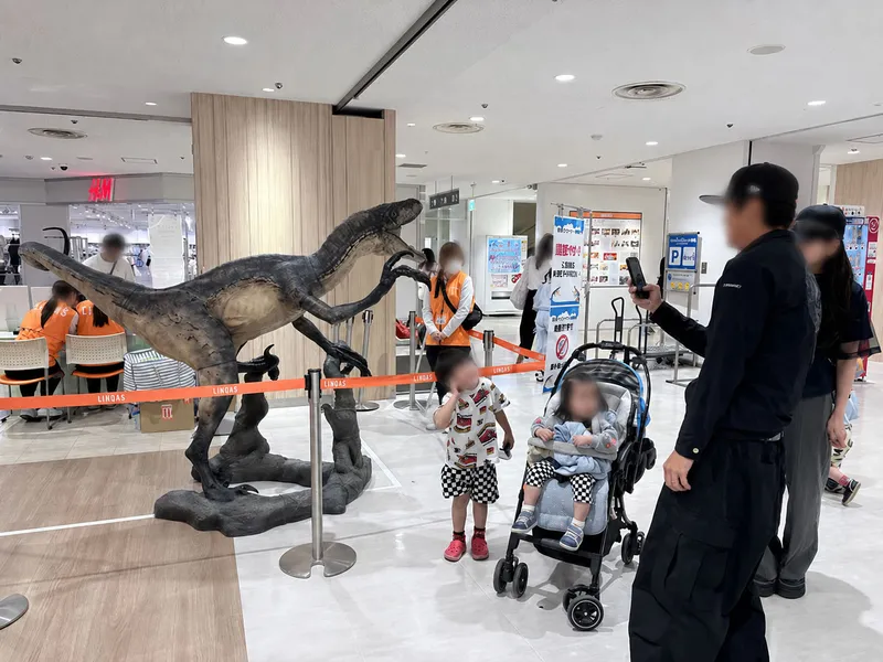 等身大恐竜フィギュアは、会場内でも強いアイキャッチに。親子で写真を撮りたくなる展示として、通行中のお客様の足を止めるきっかけになりました。