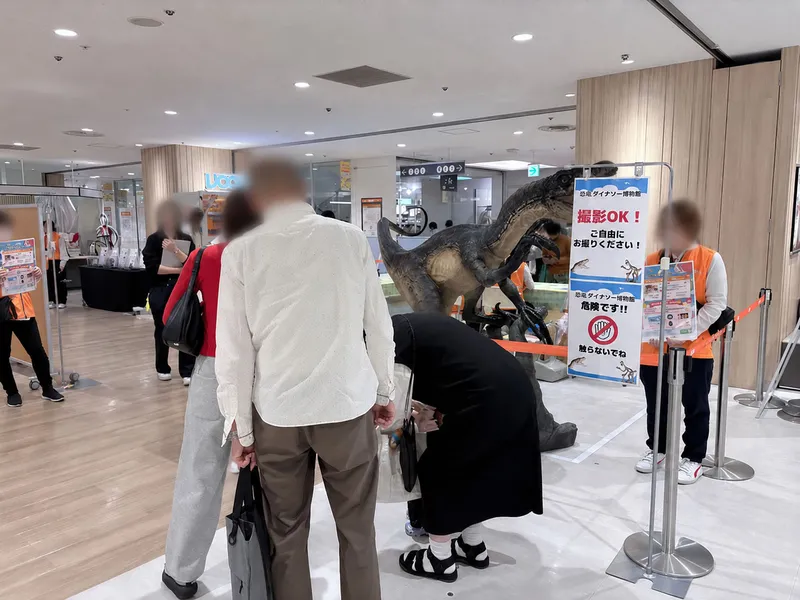 ワークショップ周辺には多くの親子連れが集まり、商業施設内に自然なにぎわいが生まれました。通路沿いでも展開しやすいイベント構成です。