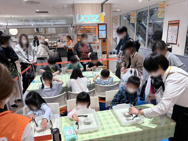 アンモナイト発掘体験では、子どもたちが専用トレーを使って化石探しに挑戦。手を動かしながら楽しめる、滞在型の参加コンテンツです。