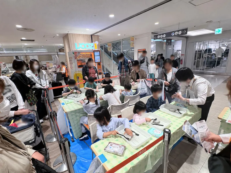 会場全体に親子連れが集まり、順番を待つお客様の姿も見られました。参加型コンテンツとして、集客と滞在時間の両方に貢献します。