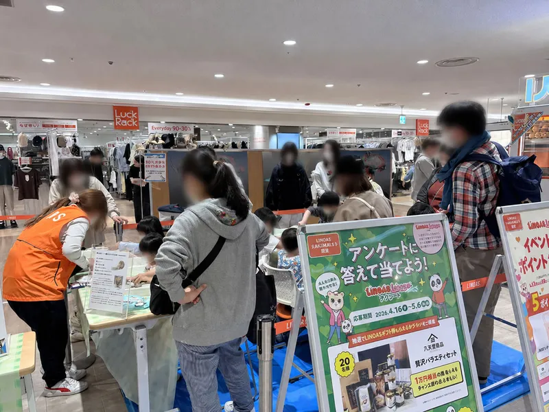 入口付近や通路沿いに案内・告知を設置することで、イベントへの誘導効果を高めています。通りすがりのお客様にも参加内容が伝わりやすい構成です。