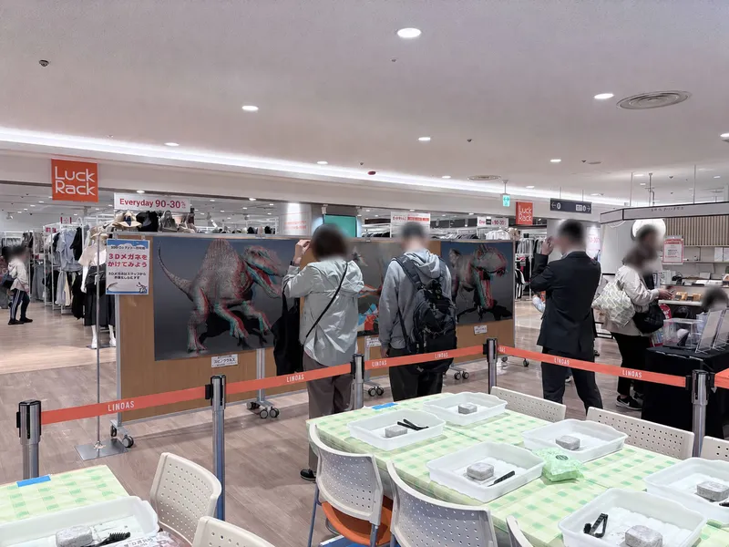 3D恐竜パネルは、観覧型コンテンツとして気軽に楽しめる展示です。ワークショップに参加しないお客様にも、恐竜イベントの雰囲気を伝えることができます。