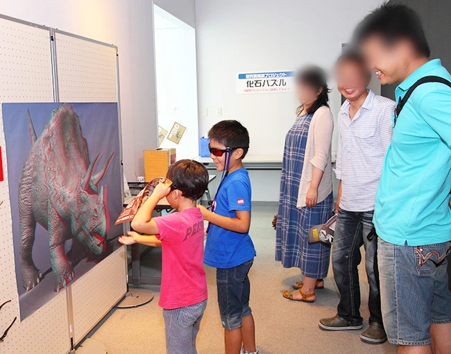 飛び出す3Ｄ恐竜展ポスターは簡単設置で反響大！