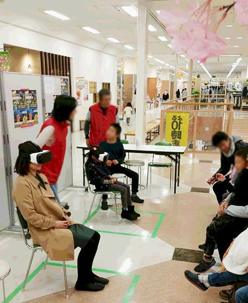 ショッピングモールの一角でイベントが開催されました。ヘッドセットを装着できれば老若男女分け隔てなく体験していただけます。