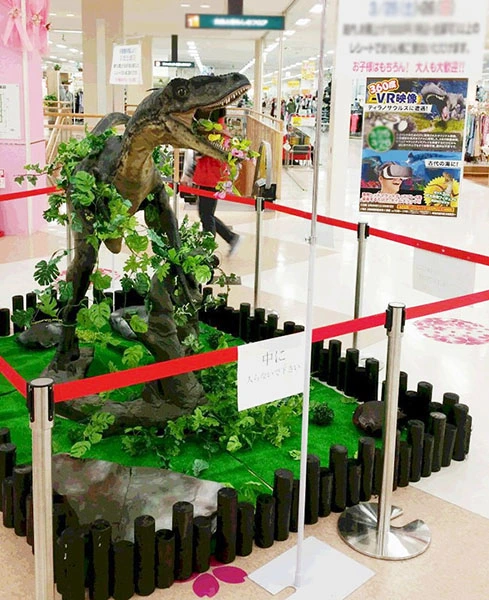 アイキャッチに３ｍ実寸大恐竜デイノニクスも登場。待ち時間潰しにも効果あり！