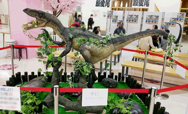 ３ｍ実寸大恐竜「デイノニクス」はアイキャッチと、順番待ちのお客様の時間潰しの２つの役割を果たしてくれました。