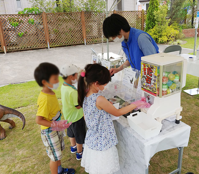 大人気の化石ガチャ。本物化石が入っています。子どもたちはワクワク！