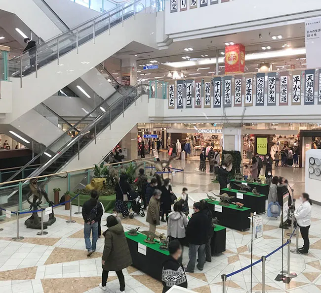 ショッピングモール階段下の広場で年明け恐竜イベントを開催。