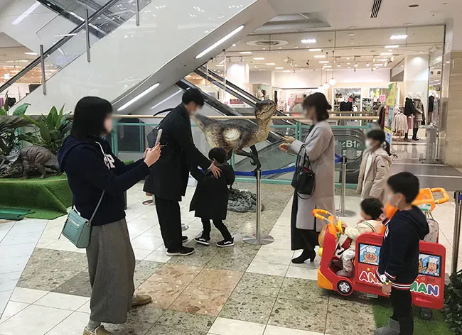 子どもたちは早速恐竜の前で記念撮影！