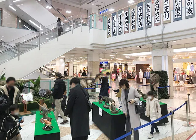 恐竜のフィギュアをはじめ、精巧ジオラマなども展示。大人も見入っています。