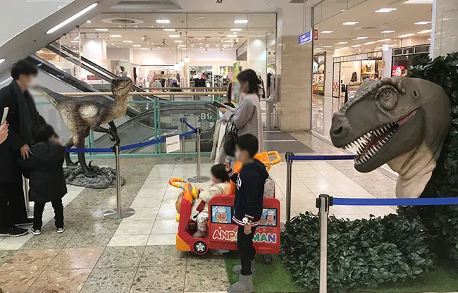 ティラノサウルスといっしょにパチリ。