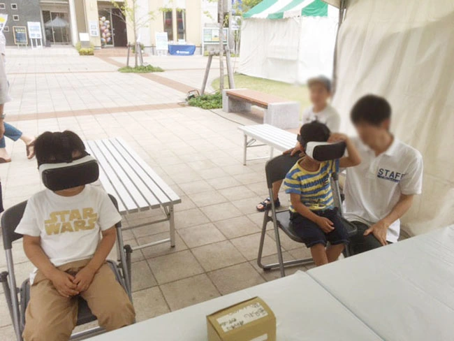 住宅展示場に特設されたミニテント内で実施。