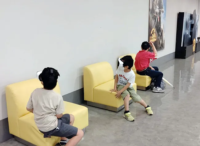 大きな恐竜の出現に、思わず後ろを振り返る子どもたち。