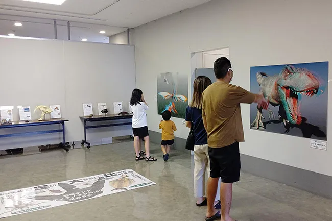 お子様はもちろん、大人の方にも楽しんでいただける３D恐竜ポスター。目の前に飛び出す恐竜に、思わず手が出てしまいます。