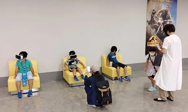 VR体験コーナーも設けられました。ヘッドセットをつけたお子さんの周りは、３６０度恐竜の世界が広がっています。