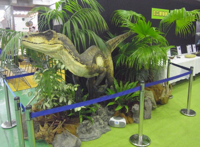 恐竜大型フィギュア展示例