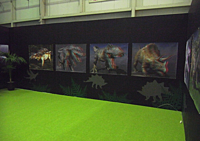 飛び出す3Ｄ恐竜展ポスターをメインに！