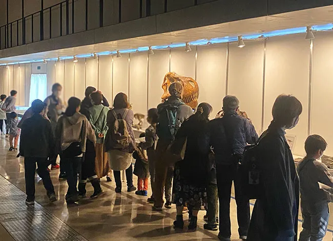 たくさんの親子連れで賑わう大恐竜博。