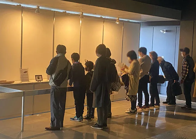 本物サソリと古代サソリの大きさ比較コーナー、盛り上がりを見せます。