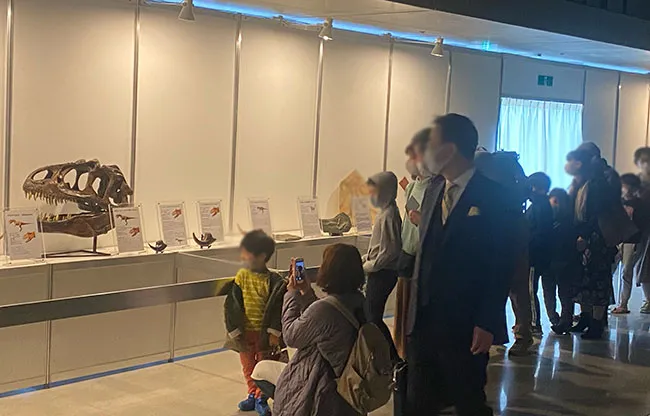 実寸大の頭骨と一緒に写真撮影。恐竜博の思い出になります！