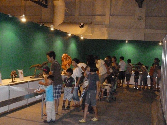 大会場で恐竜展を開催。たくさんの行列ができました。