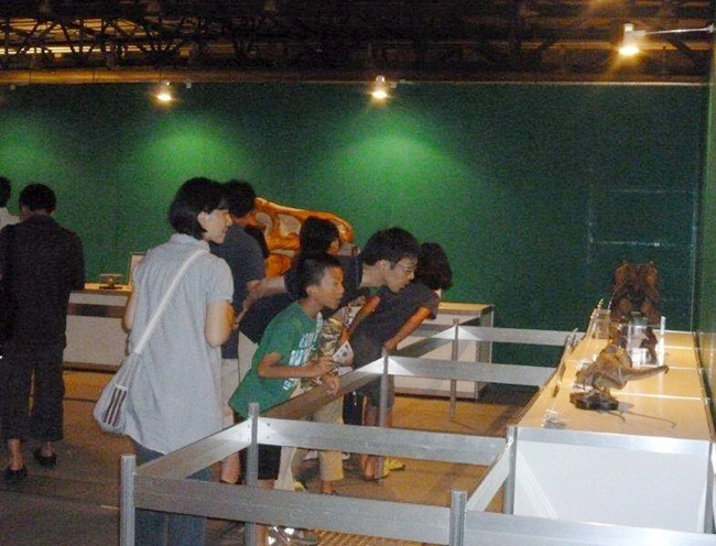 実寸大の３Dフィギュアに見入る親子。