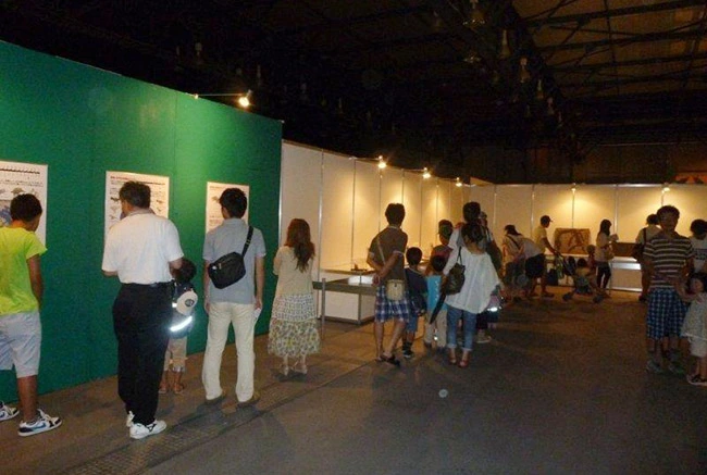 充実した地球史の解説パネルに見入る大人。