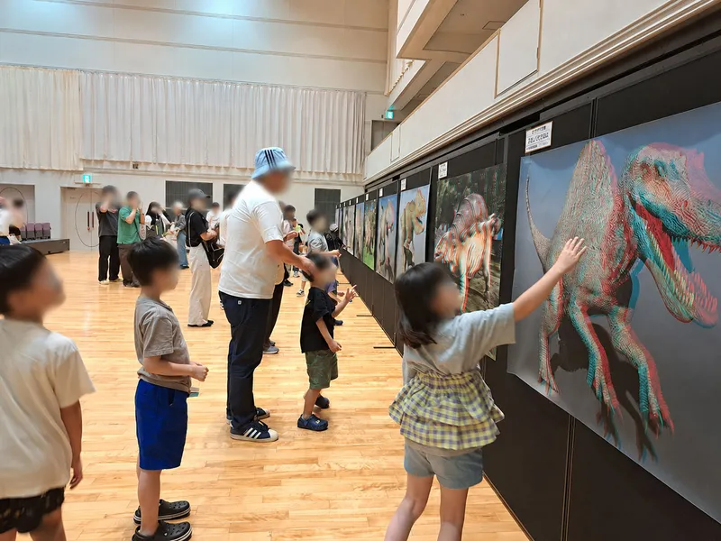 赤青メガネで立体的に見える3D恐竜ポスターを展示。子供たちは恐竜が飛び出して見える不思議な体験に興味津々で、親子で楽しめる展示企画としてご活用いただきました。