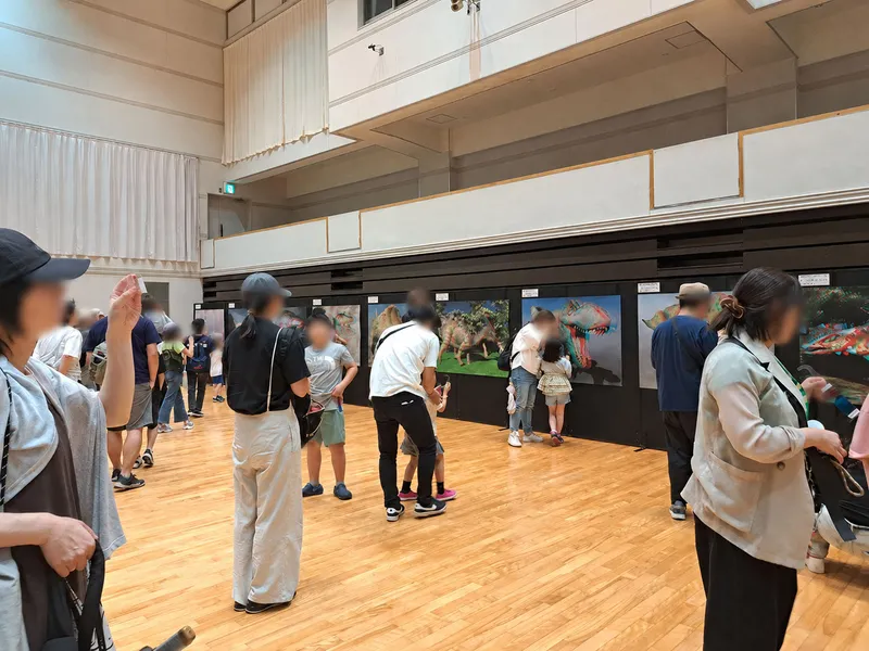 会場内には複数の3D恐竜ポスターを展示し、親子で自由に楽しめる体験型コンテンツとして展開しました。来場者がパネルの前で足を止め、赤青メガネを通して立体的に見える恐竜の迫力を楽しんでいる様子が見られました。