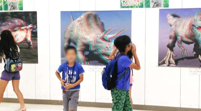 ３Dメガネをかけると、恐竜が飛び出します！