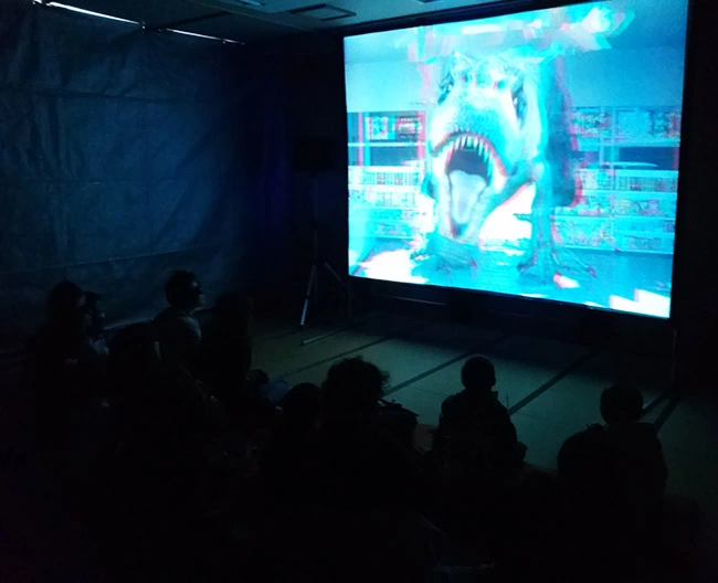 暗い環境をつくり、３Ｄ映像展を開催