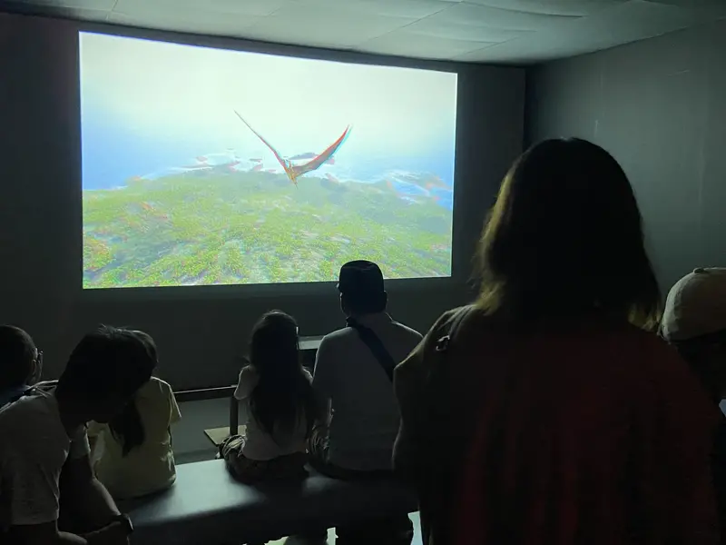 プテラノドンといっしょに空の旅をしている様子。立ち見のお客様もいるほど賑わっていました。