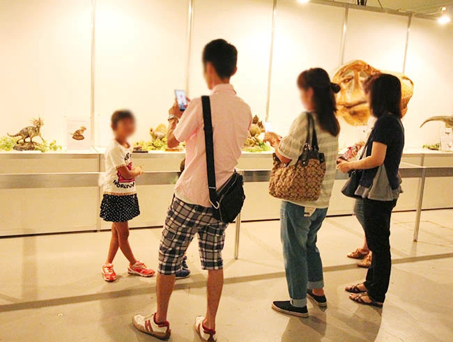 大好きな恐竜を背景にパチリ。