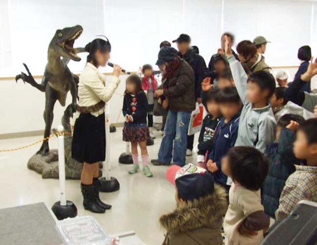 恐竜クイズに挑戦！はいは～い！答えが分かりました！会場は大盛り上がり。