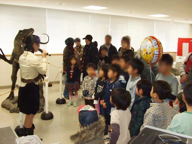 参加型恐竜イベントに参加する子どもたち