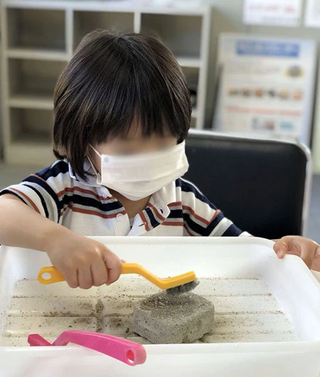 ブラシで少しずつ母岩を削っていきます。