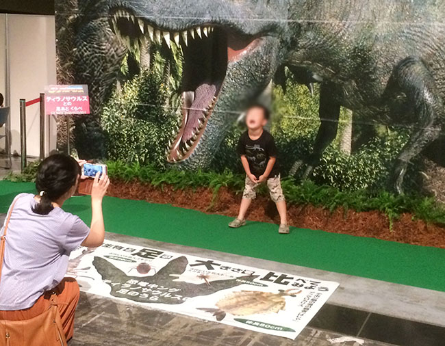 実寸大のティラノサウルスと写真撮影。恐竜になりきっている模様！？