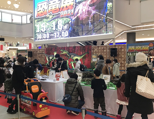 大画面モニターで恐竜展をアピール。