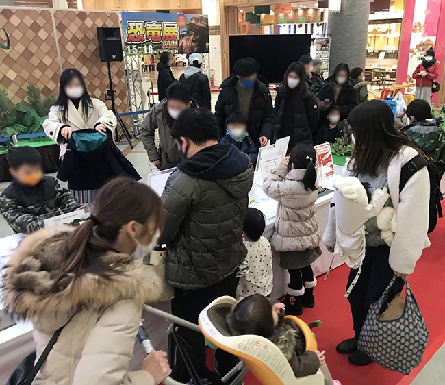 たくさんの恐竜展示に興味津津です。