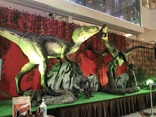 実寸大恐竜フィギュア展示例。