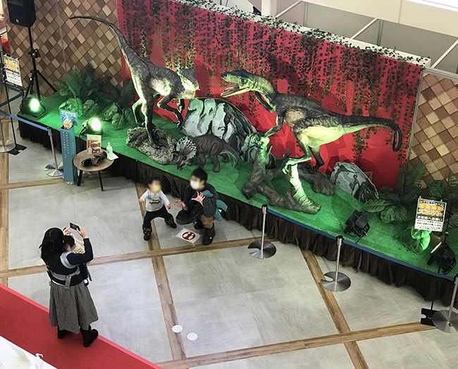 「がぉ～！」親子で記念撮影。