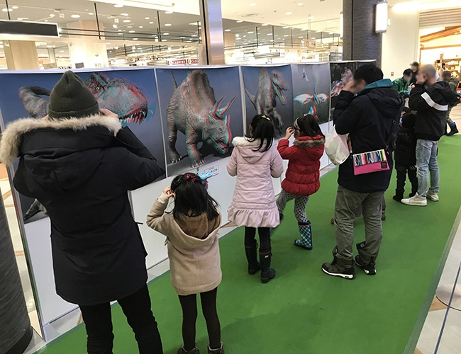 ３Dメガネをかけたら、恐竜が目の前に立体的に飛び出します。