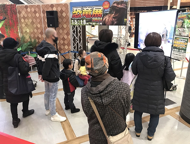 オリジナル恐竜映像をループ再生。たくさんの方に人気を博しました。