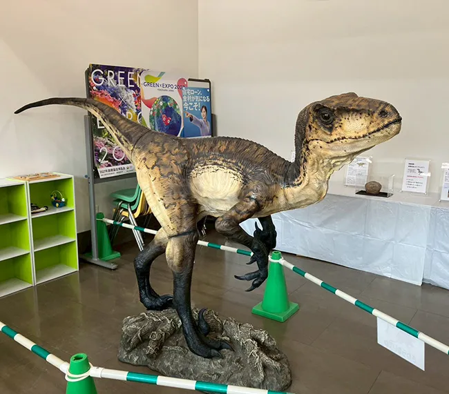 等身大恐竜の圧倒的な存在感が、会場の注目を集めた展示風景。ファミリー層の来場促進にもつながる、インパクトの高いコンテンツです。