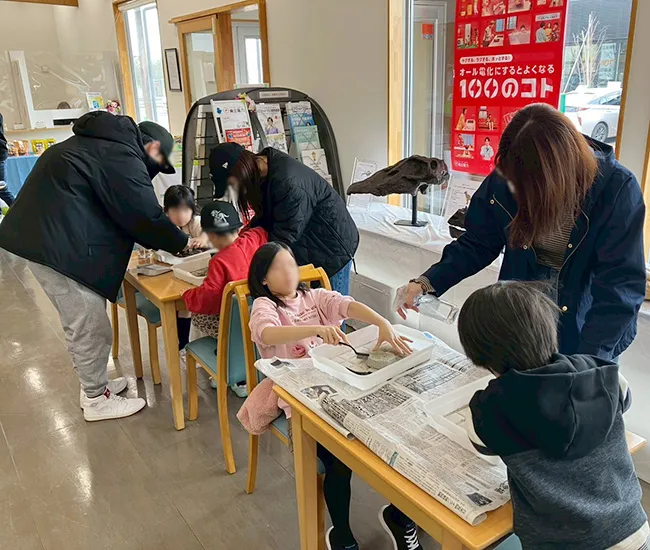 お子さまたちが夢中で取り組む発掘体験キットの様子です。親子で楽しめる参加型企画として、会場を楽しく盛り上げました。