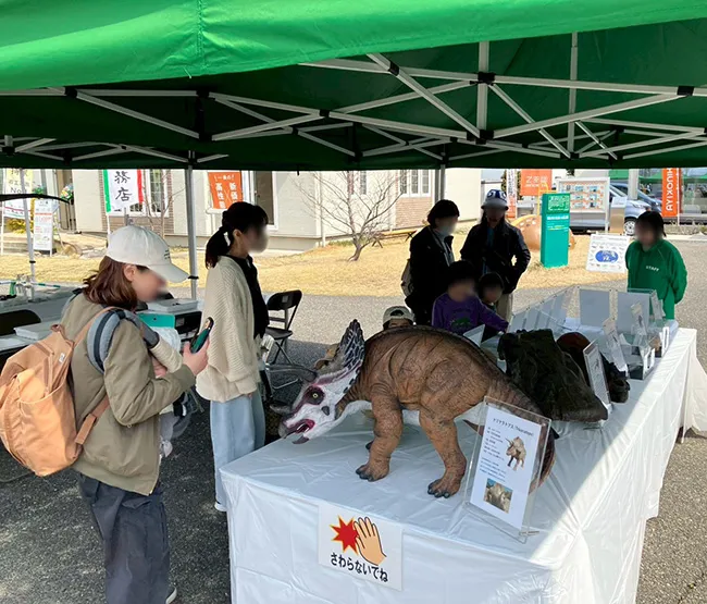 恐竜フィギュアや本物化石、レプリカを一度に楽しめる展示コーナー。親子で楽しめる内容で、会場内の注目を集める導入コンテンツとして好評でした。