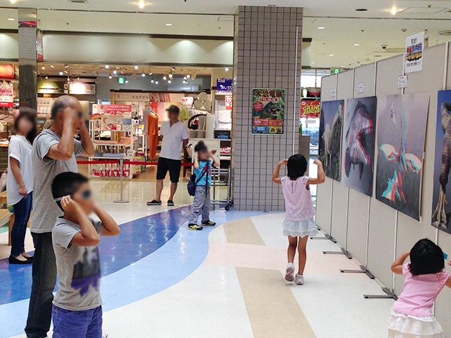 ショッピングセンターの一角に、飛び出す３Ｄ恐竜展ポスター展を設置。